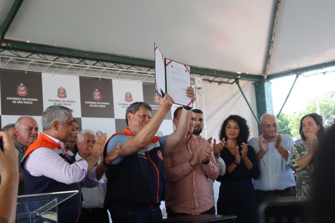 Foto 3 de 9 — Tarcísio troca elogios com Edinho e autoriza início de obras em Araraquara